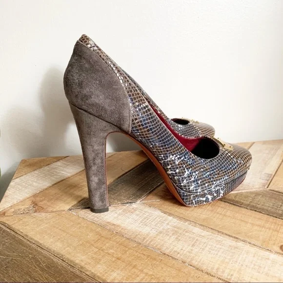 Marc by Marc Jacobs Logo Plaque Pumps - Picture 5 of 11